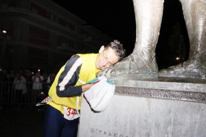 ivan-cudin-campeon-spartathlon-en-22h29m-besa-estatua-leonidas